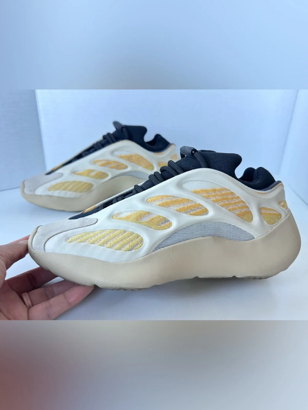 Yeezy adidas 700